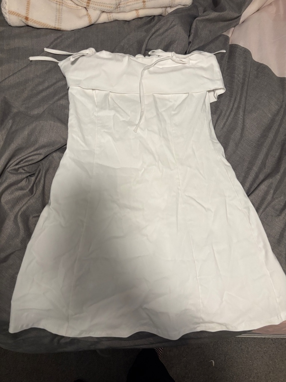 Elegant White Strapless Tie-Detail Mini Dress